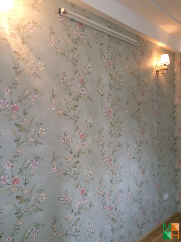 thi-cong-giay-dan-tuong-hoa-la-mau-xanh (2)